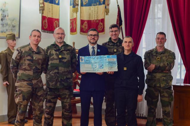 Le colonel ÉBLIN et le directeur de l'ONaCVG de Maine-et-Loire avec le chèque pour le Bleuet, entourés des militaires ayant collecté au sein de l'écoledu Génie
