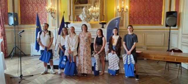 Les lauréats de l'académie de Montpellier posent fièrement avec Madame la Directrice de cabinet