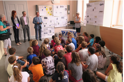 photo M. Scherr, Directeur du Service départemental de l'ONACVG du Haut-Rhin, félicite les élèves pour la qualité du travail rendu