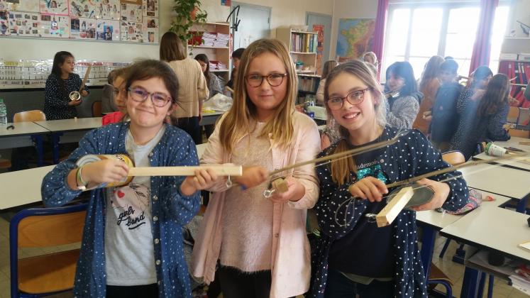 Trois élèves de CM2 de l'école Stella Maris à Anglet (64) avec leur instrument de musique confectionné durant l'après-midi. 