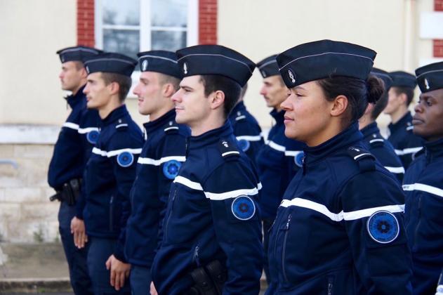 les élèves officiers de la gendarmerie nationale s'engage pour le Bleuet de France