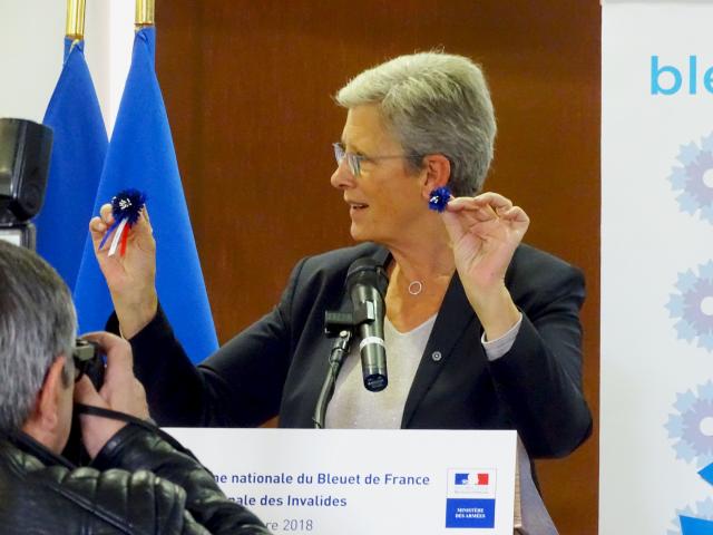 Geneviève Darrieussecq, secrétaire d'État auprès de la ministre des Armées, présente la nouvelle fleur du Bleuet de France