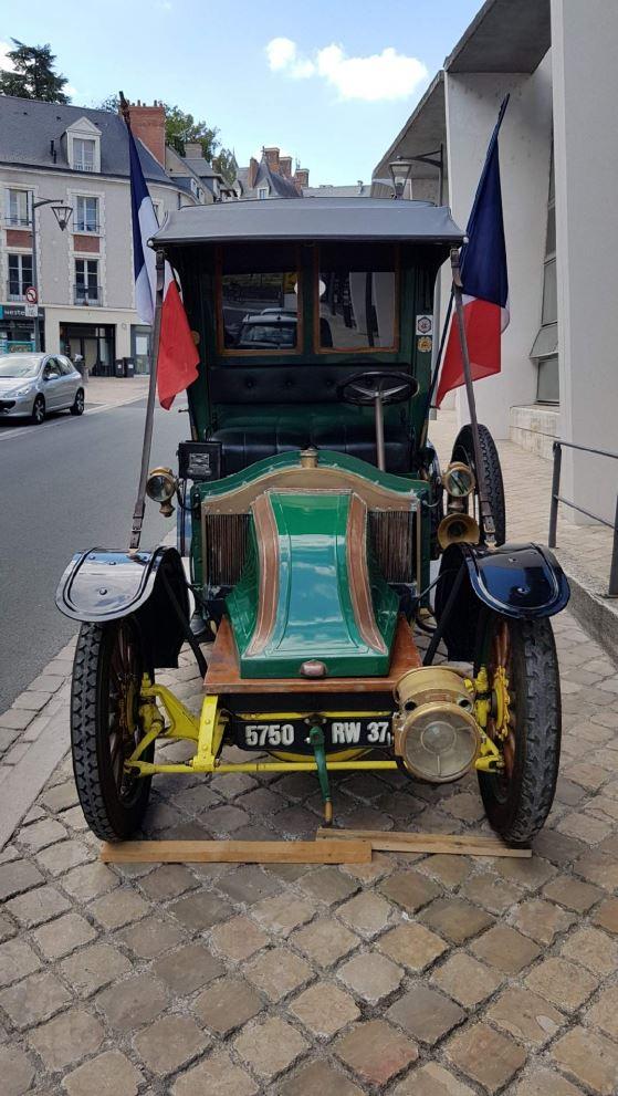 Un magnifique taxi de la Marne pour accueillir les invités à l'inauguration de l'exposition BD
