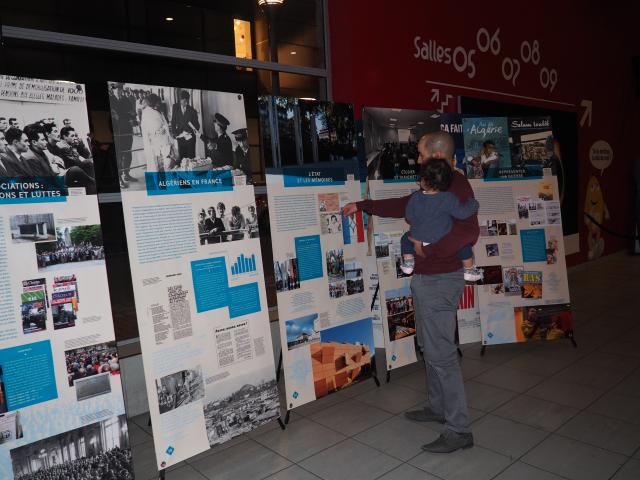 Des visiteurs découvrant l'exposition "La guerre d'Algérie. Histoire commune, mémoires partagées?"