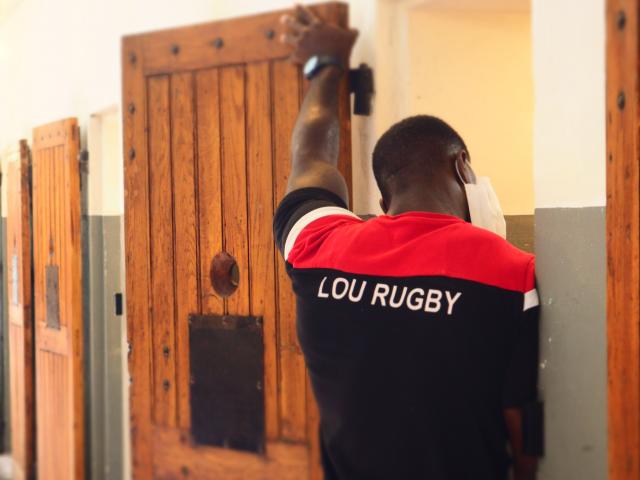 Un joueur du LOU rugby dans une des cellules de la prison de Montluc
