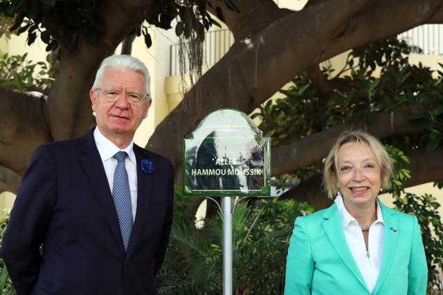 M. le consul général et Mme la  directrice entourent la plaque de l'allée Hammou Moussik au consulat général de France.