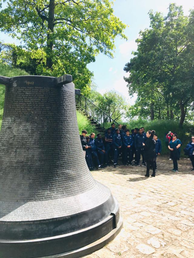 Les jeunes du PSG lors de leur visite au Mémorial de la France combattante, au Mont-Valérien.