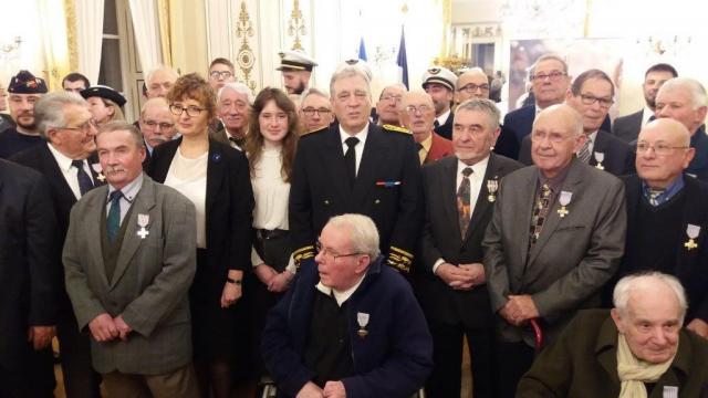 M. le Préfet de Loir-et-Cher entouré de la directrice de l'ONAC41 et des récipiendaires