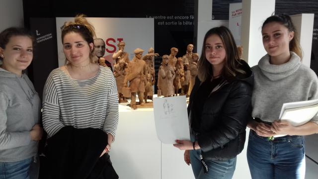 des statuettes représentants des réfugiés espagnols, réalisées par un artiste, fils de guérilléros