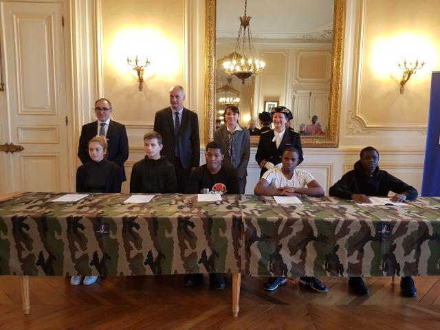 Cinq jeunes ont signé leur contrat d'engagement au sein del'armée de terre