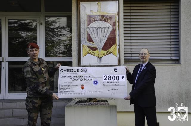 Le chef de corps du 3ème RPIMa remet un imposant chèque au directeur du service de l'Aude