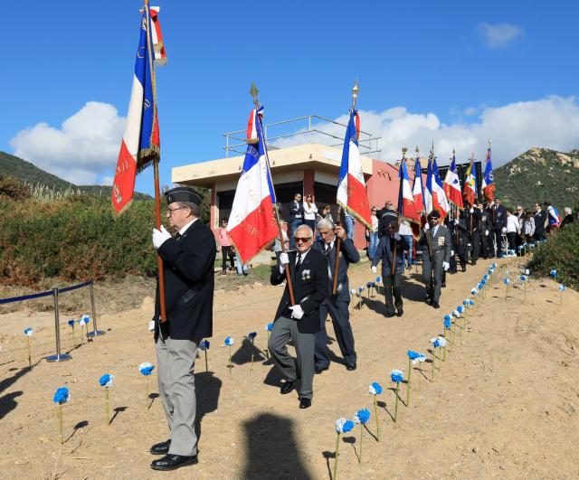 Les porte-drapeaux traversent une allée de Bleuets