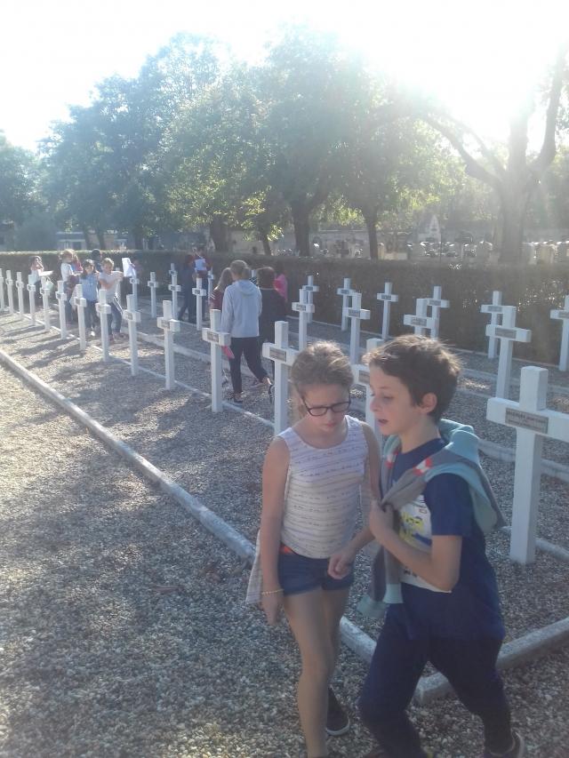 Les élèves de l’école Saint-Bruno de Bordeaux visitant le carré militaire de La Chartreuse.
