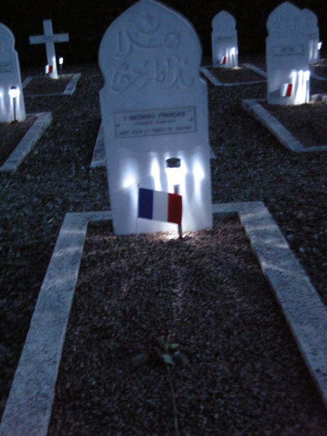 une tombe du carré militaire avec drapeau lanterne et rose