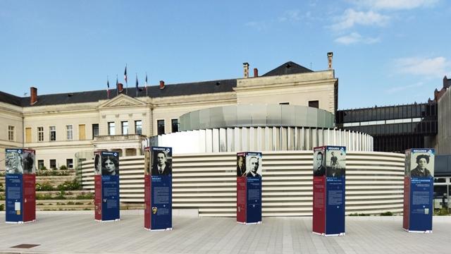 Ensemble des totems de l'exposition "Regards" devant l'Hôtel de ville d'Angers