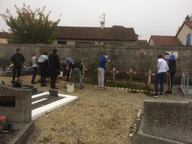 Nettoyage de sépultures de Morts pour la France par des jeunse de la DPJJ de la Haute-Marne