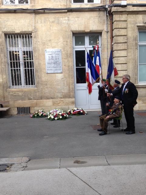 Les portes drapeaux à côté de la plaque en hommage aux cinq Compagnons de la Libération du Lycée Montaigne de Bordeaux.