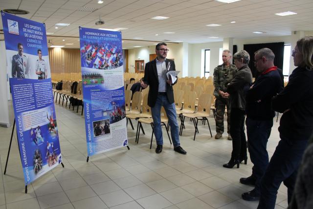 Présentation des panneaux de l'exposition "Sports, Mémoire et Défense par le directeur de l'ONaCVG de Maine-et-Loire