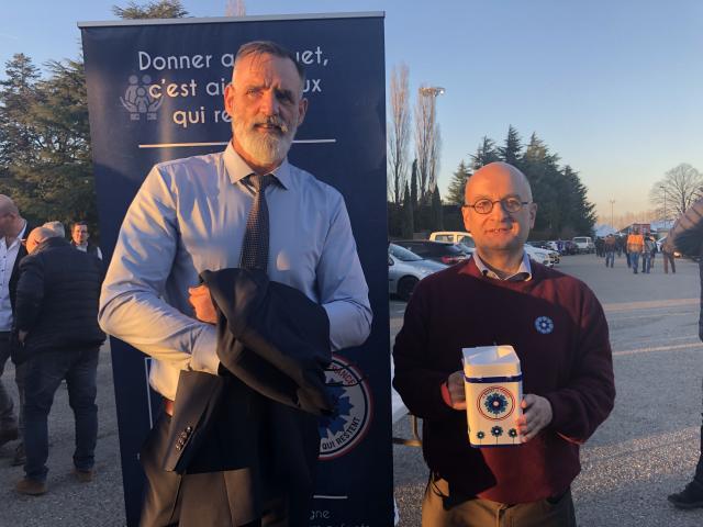 À gauche, M. Jacques EGO, volontaire pour donner le coup d'envoi fictif au match en faveur du Bleuet de France. À droite, M. Franck TISON, directeur du service départemental de la Drôme.
