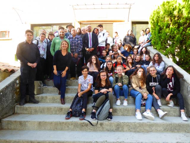 Les élèves du collège de Forcalquier, avec les témoins et les équipes ONACVG du service départemental des Alpes-de-Haute-Provence et les Coordinateurs mémoire et communication - MIMC PACA