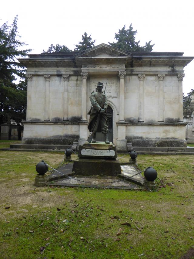 La sentinelle des morts" et le mausolée du cimetière Saint-Véran