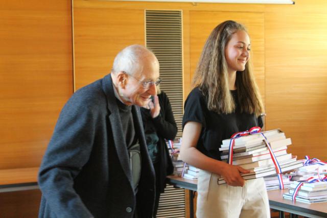 Jean Monin remettant un prix pour une lauréate 2019 du CNRD