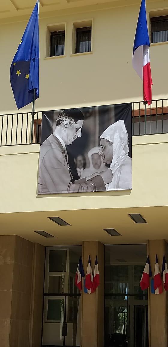 Panneau déployé sur la façade du Consulat Général de France à Casablanca