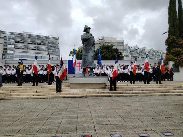 Les jeunes du SNU et du lycée ainsi que les porte-drapeaux près de la statue de Jean Moulin