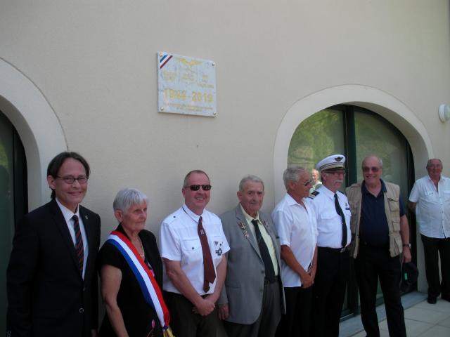 Jérôme Ruel à gauche et les personnalités devant la plaque commémorative