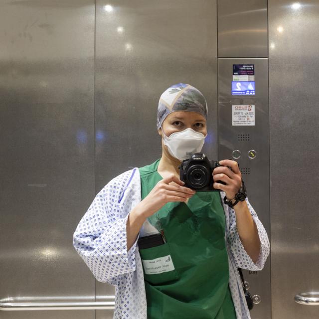 Sandra Chenu Godefroy dans les couloirs de l'hôpital Bégin