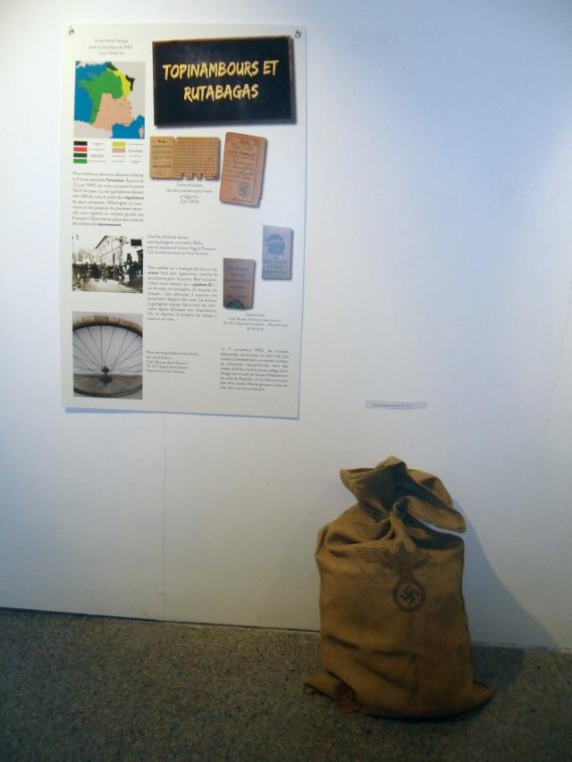 Une partie de l’exposition accompagnée d’un des objets permettant de l’illustrer.