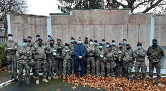 Les militaires de l'opération Sentinelle ont remis leurs troncs de collecte à Julien Fargettas, directeur du service départemental de la Loire