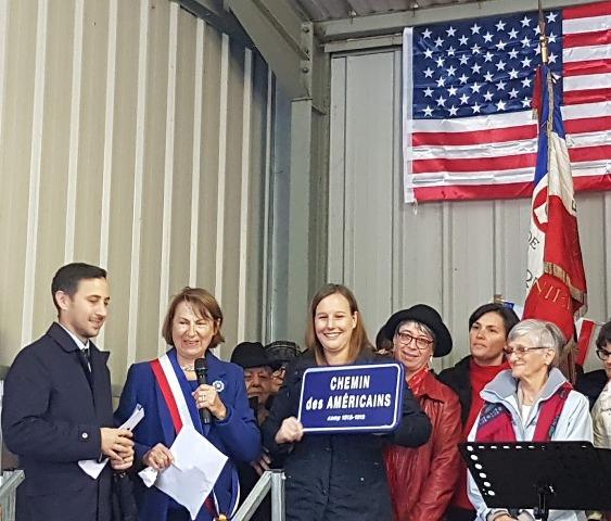 La maire de Villebernier dévoile, en présence des représentants américains, la plaque de la rue
