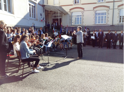 photo Collège Clemenceau à Tulle - les élèves jouent l'Hymne européen et la Marseillaise