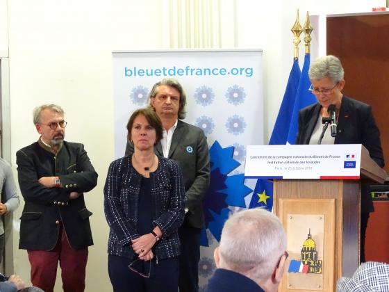 Geneviève Darrieussecq lors de son discours, avec de gauche à droite : Philippe Torreton, Rose-Marie Antoine, directrice générale de l'ONACVG, et Denis Allard