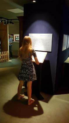 Découverte en lecture d'une lettre de poilu par une jeune visiteuse de l'exposition