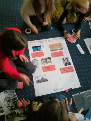 Les élèves français réalisant un panneau des cinq événements à commémorer selon eux, pendant l'atelier pédagogique du 16 novembre