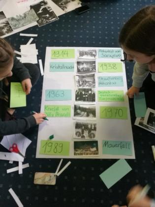 Les élèves allemands réalisant un panneau de sept événements marquants du XXe siècle selon eux