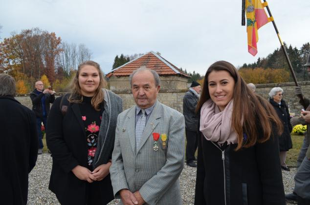 Les étudiantes ont accompagné M. Buisson lors du dépôt de gerbe de la cérémonie du 11 novembre