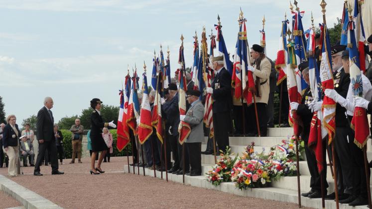 Mme Marie Lajus, préfète de la Charente, va saluer les porte-drapeau