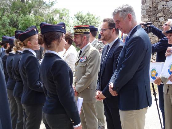 Les autorités civiles et militaires remettent les diplômes aux Cadets de la Défense et les félicitent pour leur engagement