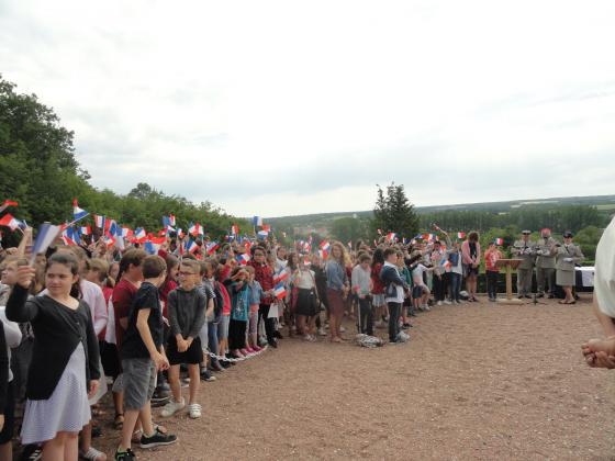 plus de 300 élèves agitent un drapeau français en hommage aux résistants