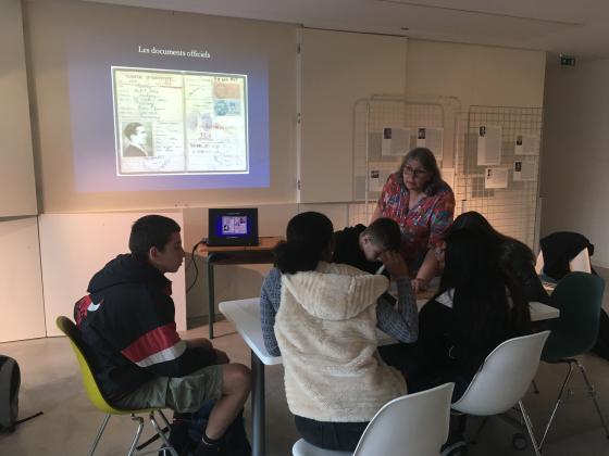 Cécile Font, coordonnatrice mémoire et communication explique aux élèves quels étaient les moyens utilisés par les évadés pour fabriquer des faux papiers afin de traverser la frontière franco-espagnole. 