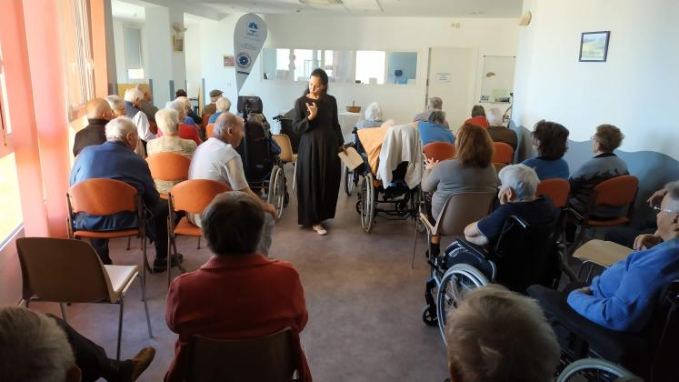 Zarina Khan entraîne les résidents de l'EHPAD de Saint Félicien dans un autre siècle