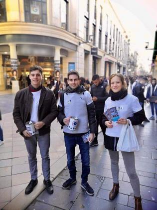 Les collecteurs bénévoles des Jeunes IHEDN Nouvelle-Aquitaine dans les rues de Bordeaux