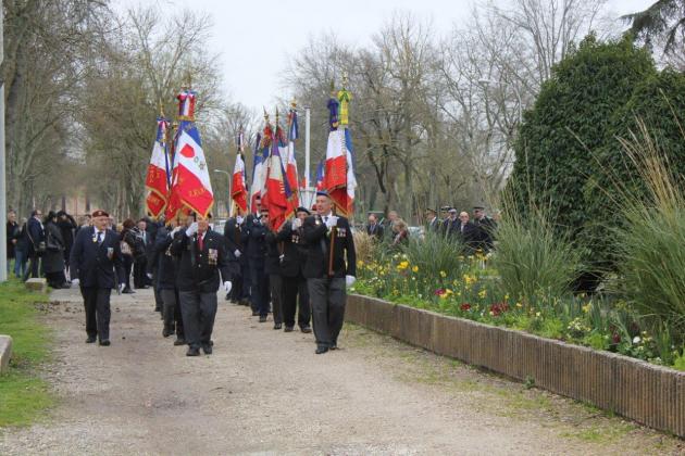 Cortège de porte-drapeaux se dirigeant vers la stèle commémorative en hommage aux victimes de l'attentant de 2012.