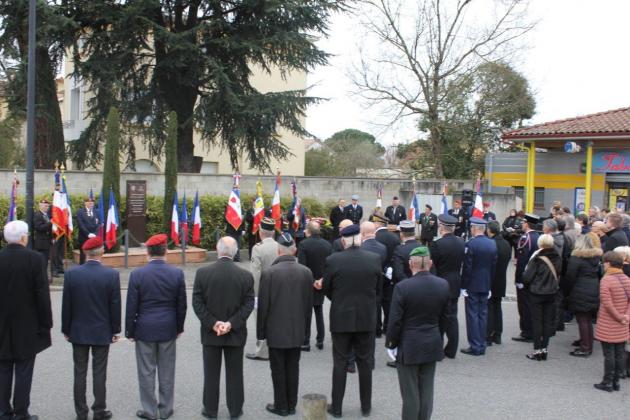 L'assemblée se recueillant devant la stèle en hommage aux victimes de l'attentat de 2012.