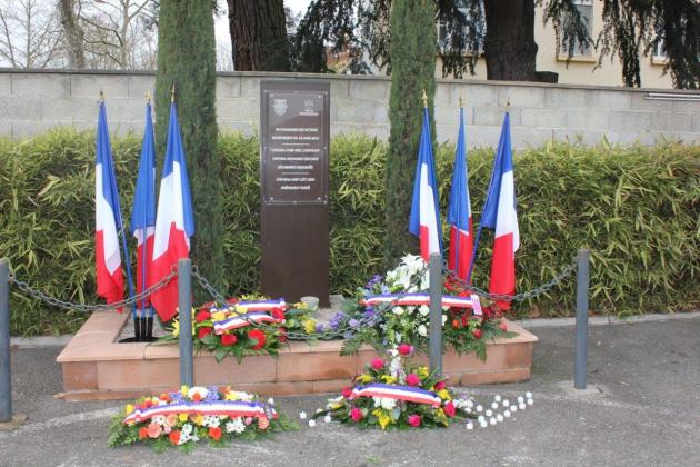Stèle en hommage aux victimes de l'attentat de 2012