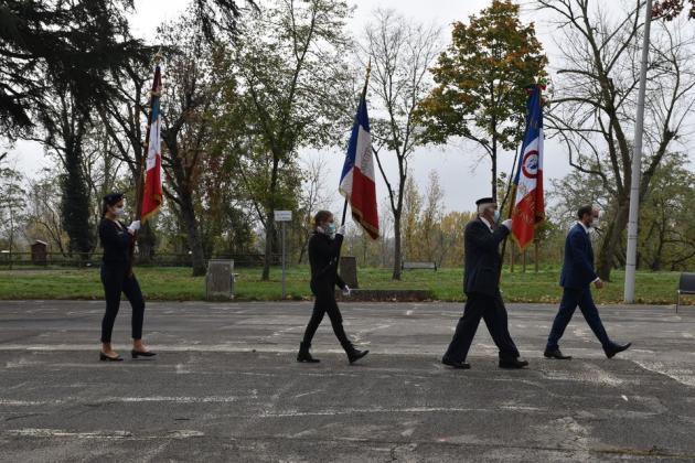 Arrivée des porte-drapeaux lors de la cérémonie du 11 novembre 2020 à Montauban.