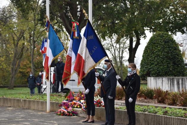 Les portes-drapeaux entourent le Monument aux Morts de Montauban.